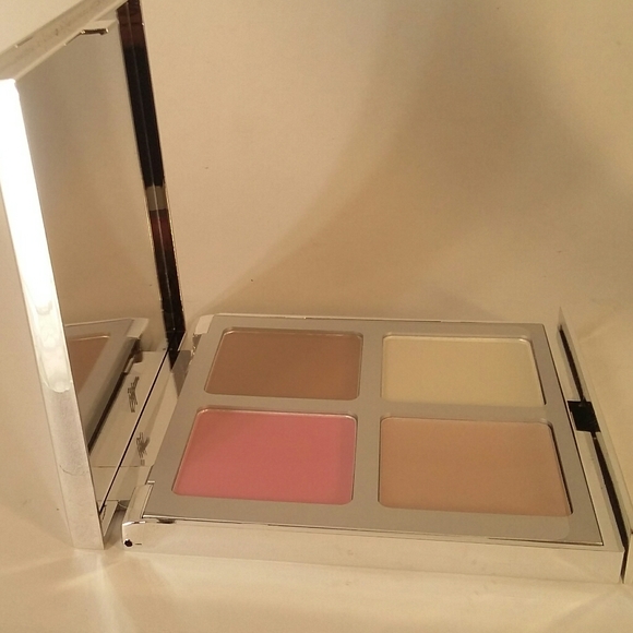 It Cosmetics Award Winning Must Haves Palette - Picture 4 of 5